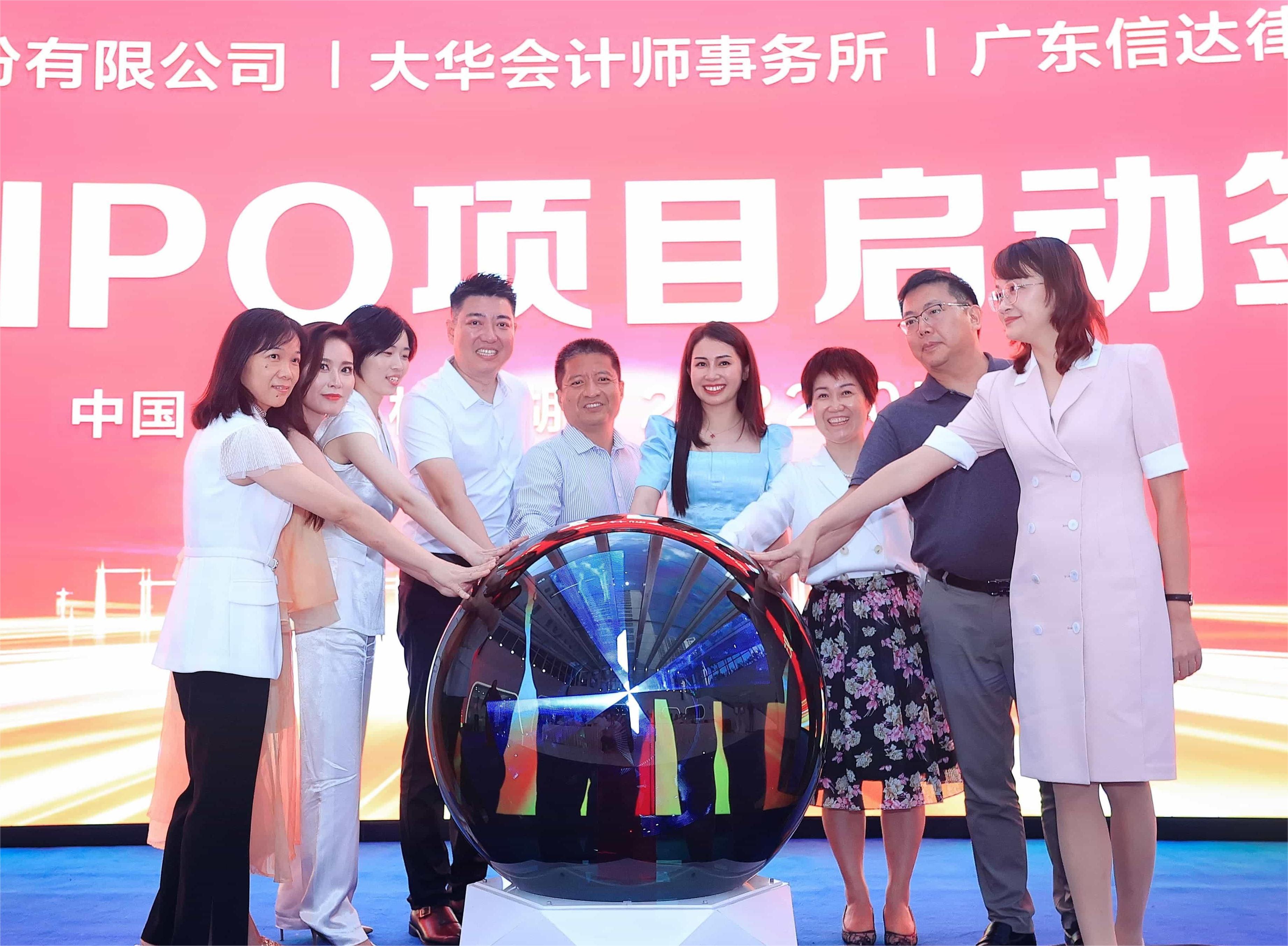 激揚(yáng)青春，放飛夢(mèng)想，一致同行